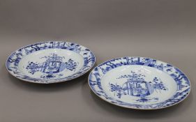 A pair of 18th century Chinese blue and white porcelain chargers. 38.5 cm diameter.