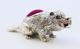 A silver beaver pin cushion. 4.5 cm long.