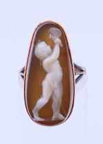 An antique 18 ct gold cameo ring "Boy with Dragonfly". Ring size M.