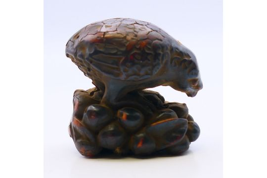 A carved netsuke in the form of a bird. 4 cm high. - Image 3 of 5