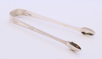 A pair of silver sugar tongs. 35.4 grammes. 14.5 cm high.