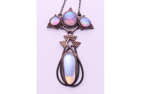 An opal and moonstone set pendant necklace. Pendant 5 cm high, necklace 52 cm long. - Image 2 of 6