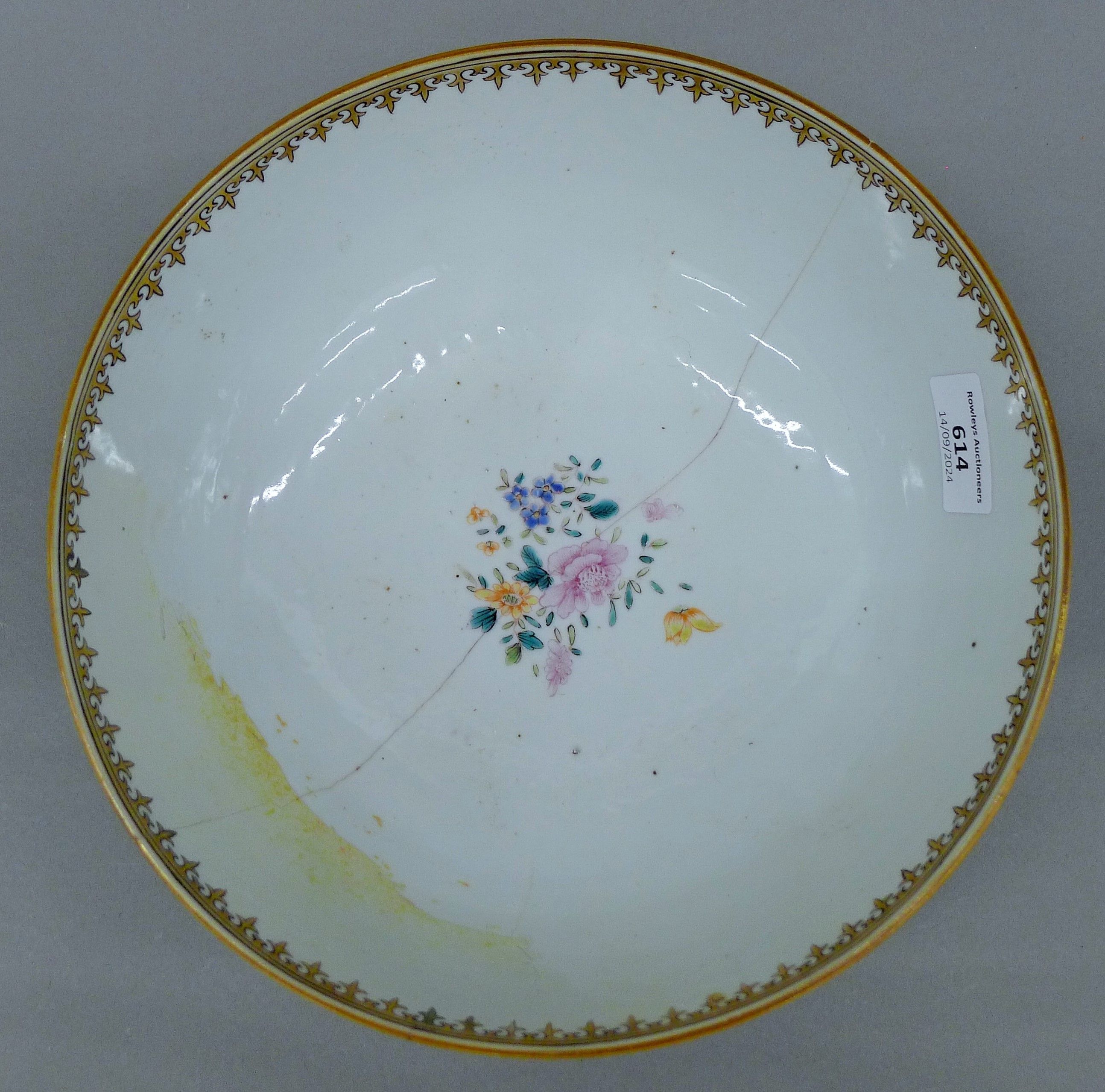 An 18th century Chinese porcelain bowl decorated in a traditional palette. 26 cm diameter. - Image 5 of 6