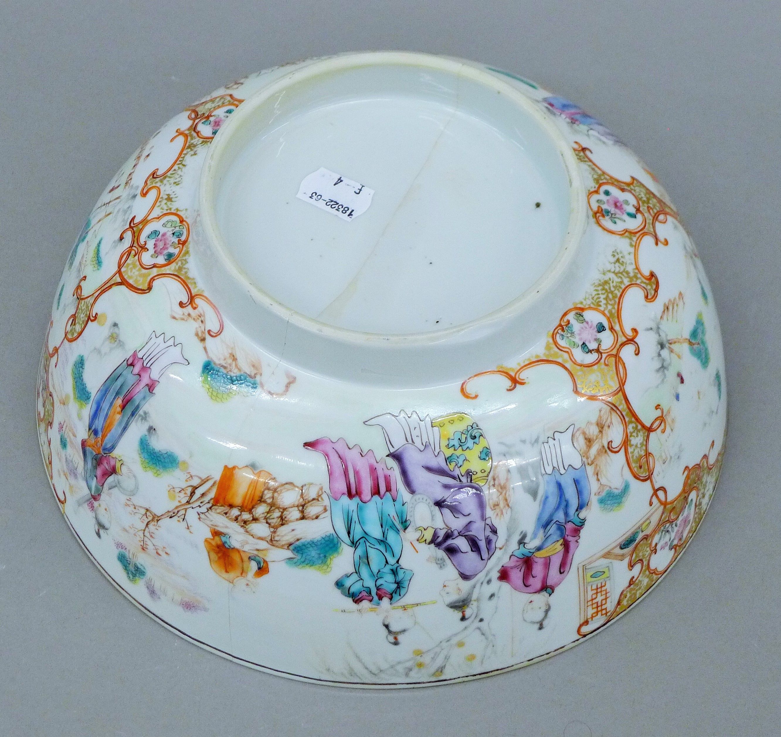 An 18th century Chinese porcelain bowl decorated in a traditional palette. 26 cm diameter. - Image 6 of 6