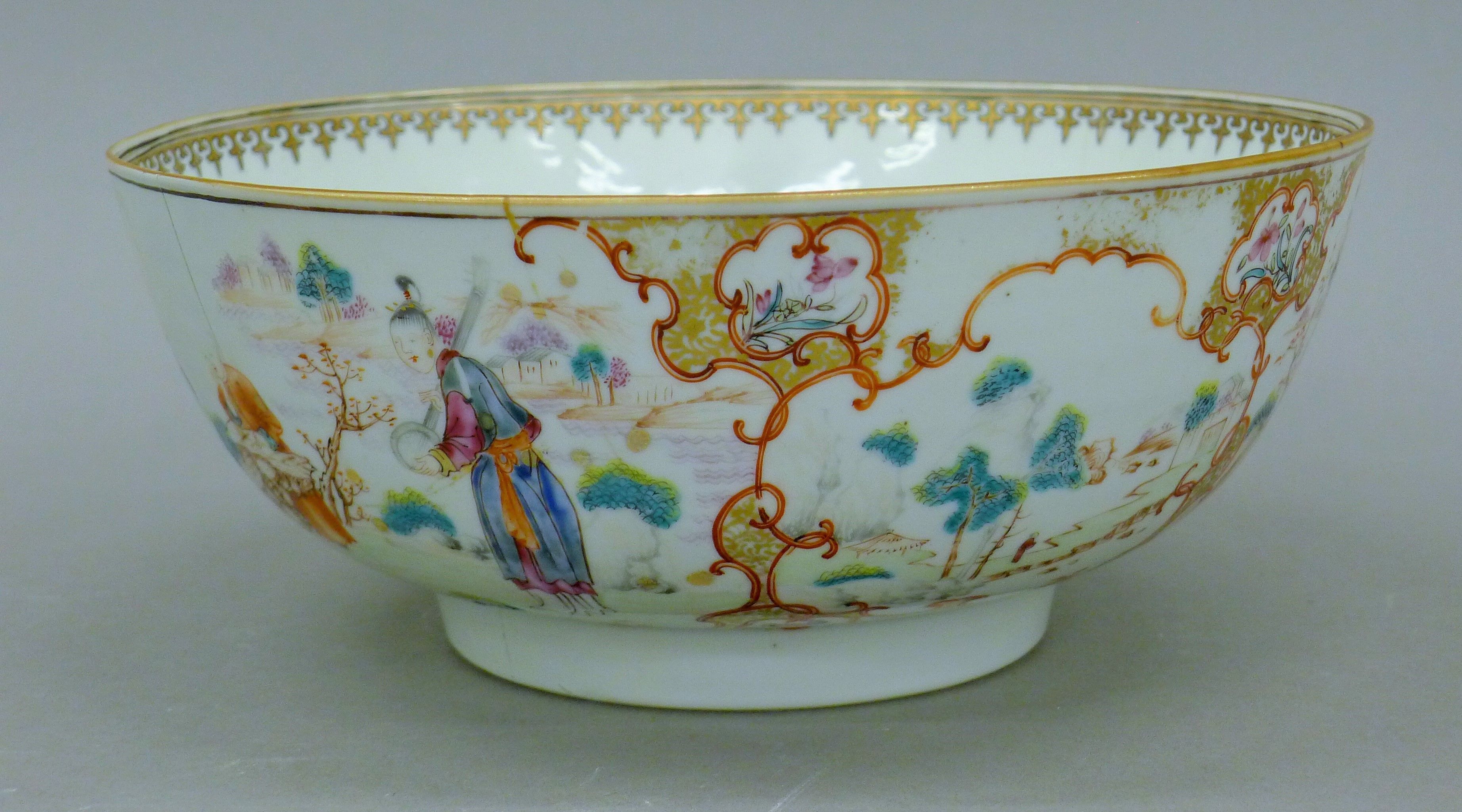 An 18th century Chinese porcelain bowl decorated in a traditional palette. 26 cm diameter. - Image 4 of 6