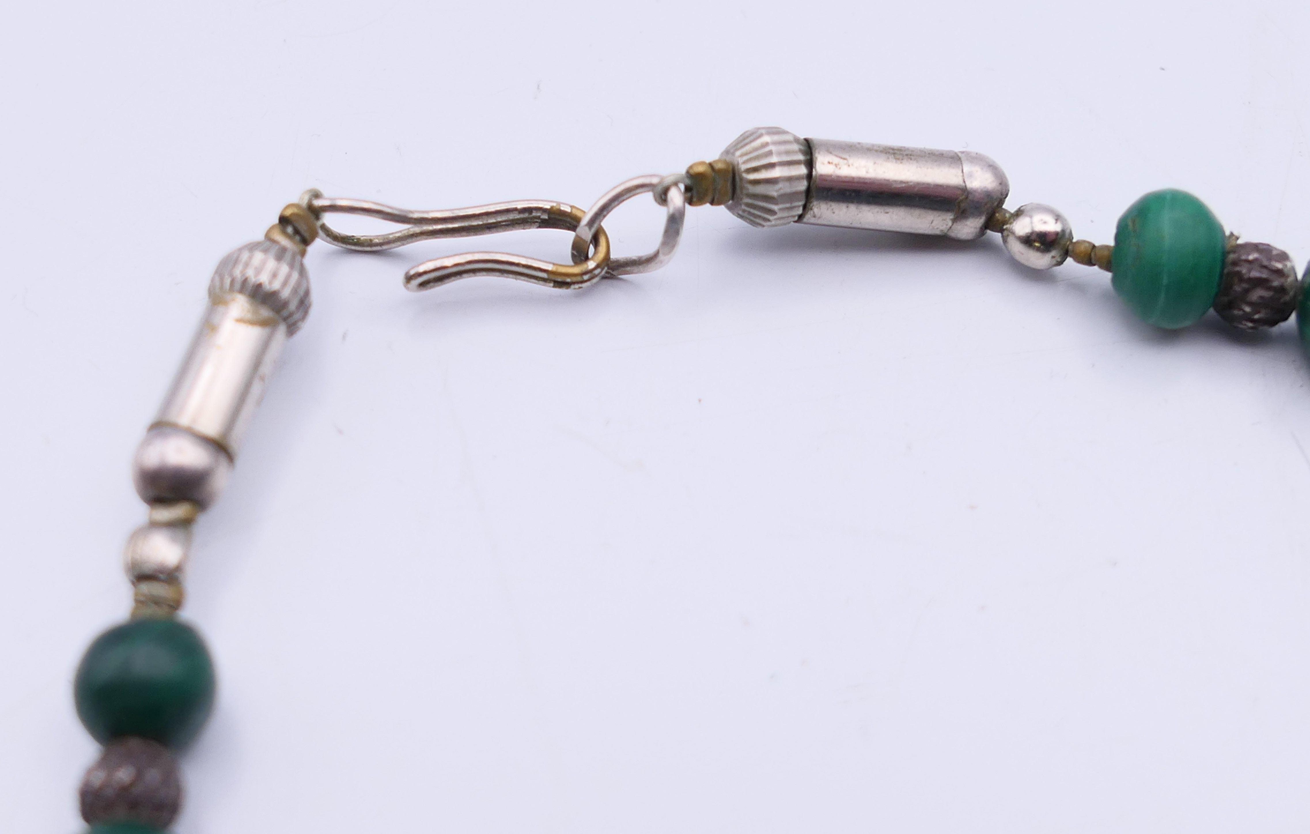 A white metal and malachite necklace. 51 cm long. - Image 4 of 4