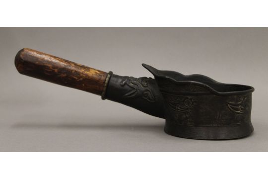 A Chinese Ming Dynasty bronze iron decorated in the archaic manner with a wooden handle. 29. - Image 3 of 6