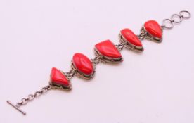 A silver and coral bracelet, 18 cm long.