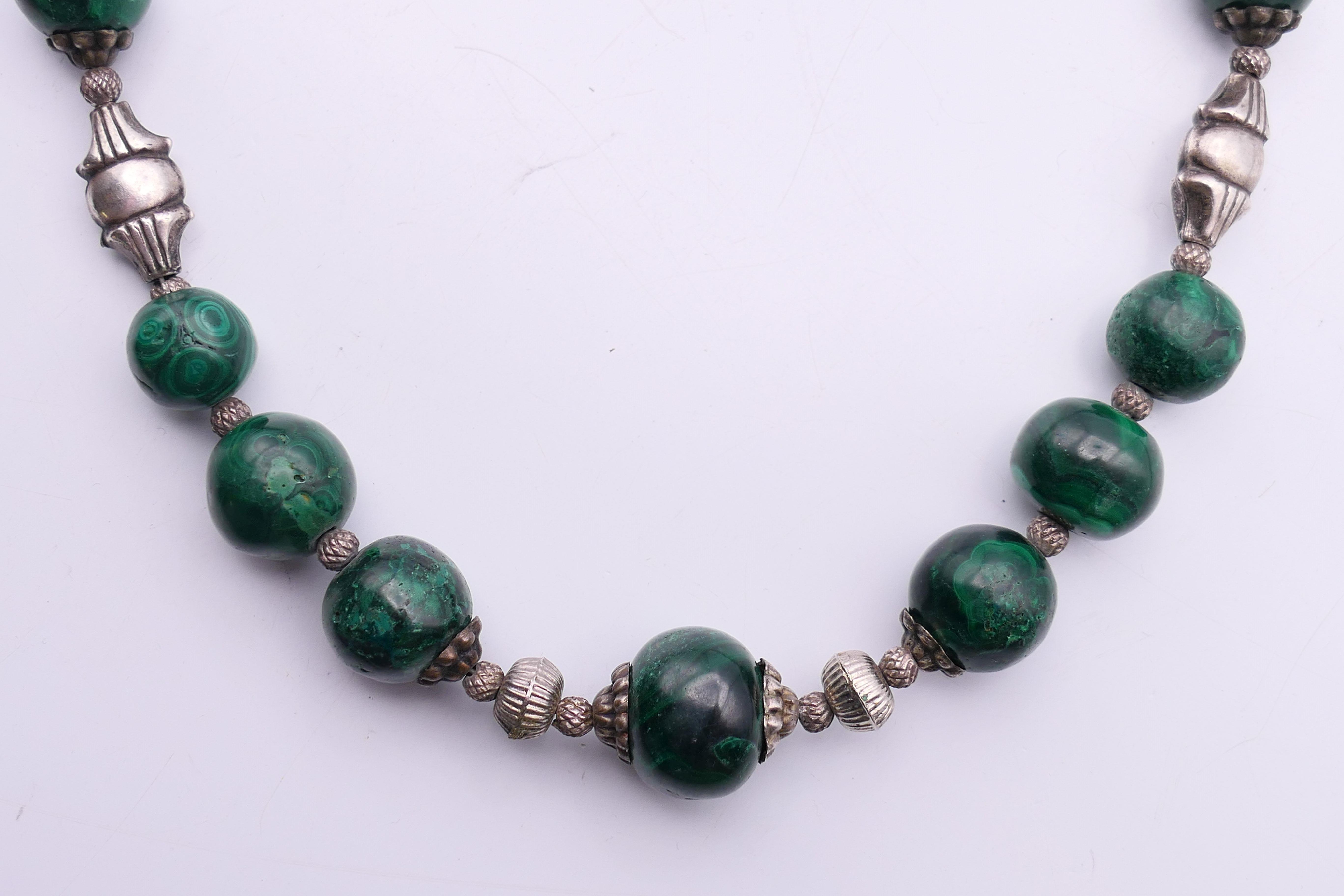 A white metal and malachite necklace. 51 cm long. - Image 3 of 4