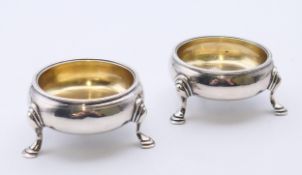 A pair of Georgian silver salts. 6 cm diameter. 85.1 grammes.
