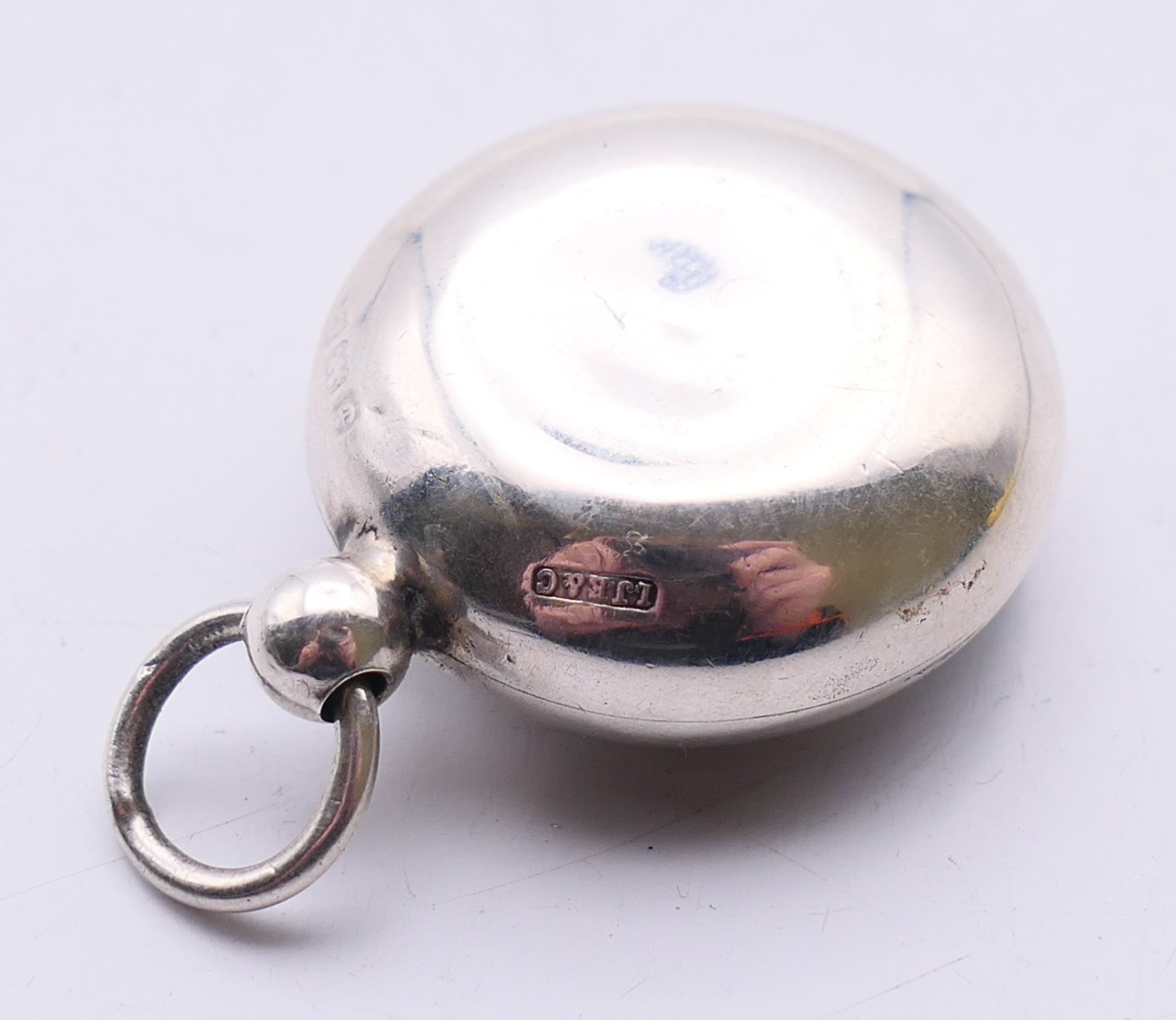 A silver sovereign holder. 3 cm diameter. - Image 4 of 4