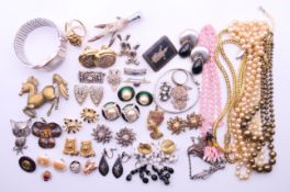 A quantity of costume jewellery, including brooches, earrings, necklaces etc.