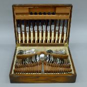 An oak canteen of silver-plated cutlery. 38 cm wide.