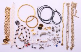 A quantity of costume jewellery, to include: an Oroton's T-bar oval belcher chain, necklaces,