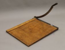 A large vintage guillotine. 84 cm wide.