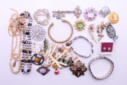 A quantity of jewellery.