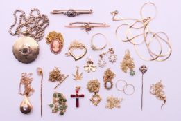 A quantity of various 9 ct gold jewellery, etc.
