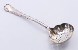An Edwardian silver sifting spoon, hallmarked for Sheffield, 1902. 14.75 cm high.