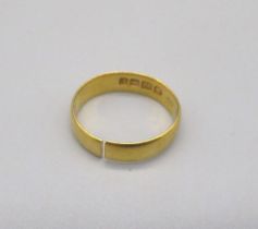 22ct yellow gold wedding band, stamped 22, size O1/2, 3.8g (A/F)