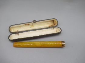 9ct yellow gold mounted amber cheroot holder, cased