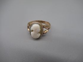 9ct yellow gold cameo ring, stamped 375, size N1/2, 2.2g