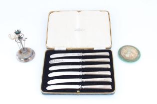 Six cased Art Deco hallmarked silver butter knives with ribbed geometric handles, John Sanderson and