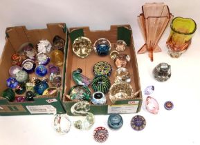 Collection of paperweights incl. Ronneby owl, vases, etc. (qty.)