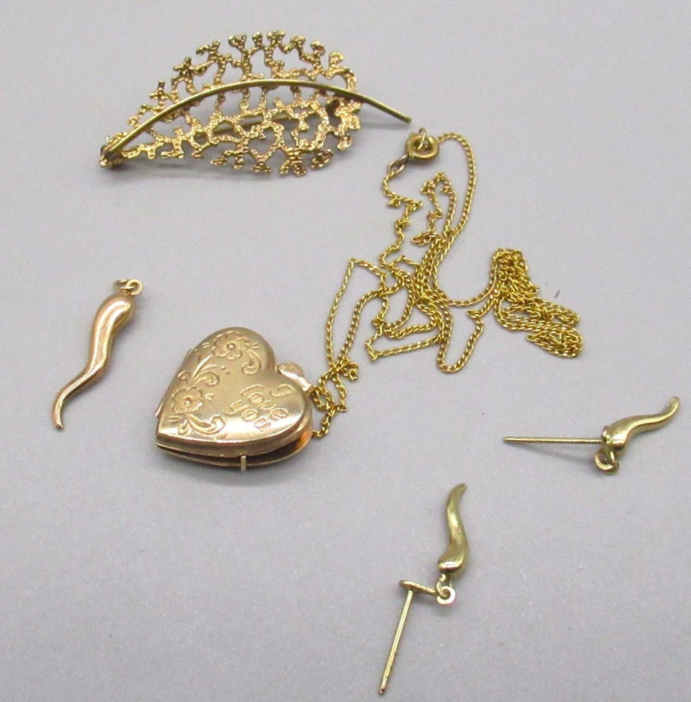 9ct yellow gold heart locket pendant on yellow metal chain, a pair of 9ct yellow gold cornicello