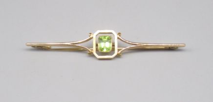 15ct yellow gold bar brooch set with emerald cut peridot, stamped 15ct, 4.3g