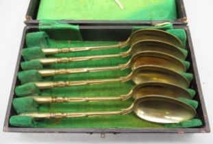 Cased set of six yellow metal teaspoons with beaded detail to handles, bowls stamped 18, 129.12g