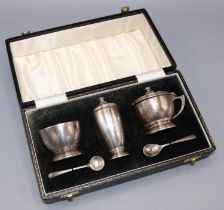 C20th Cased silver cruet set with blue glass liners, Birmingham, 1965, maker s&m, 3.06ozt