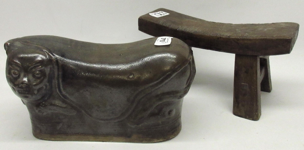 Chinese stoneware head rest modelled as a reclining cat, and a similar wooden head rest, max. - Image 2 of 2