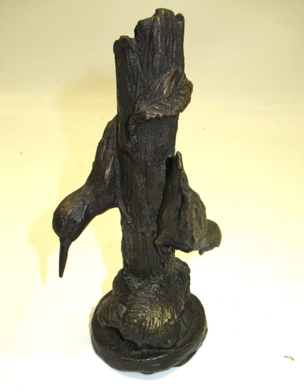 Bronze sculpture in the form of a tree stump with two green woodpeckers and foliage, base stamped - Image 4 of 4