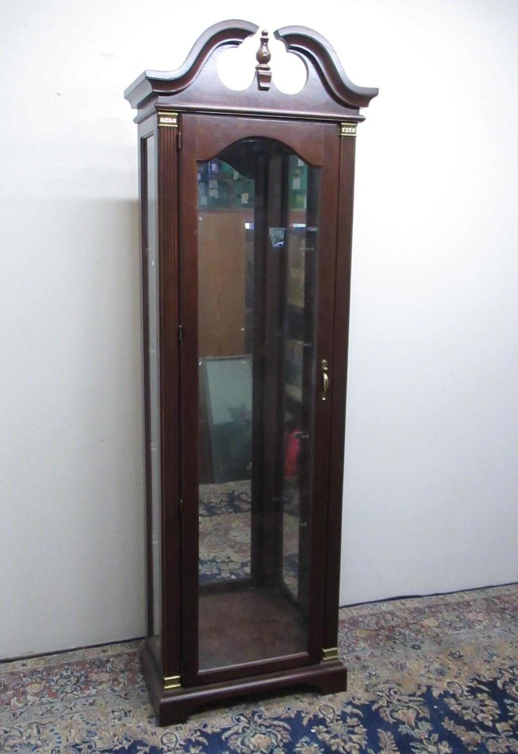 Geo. 111 style mahogany finish display cabinet, arched cresting, single door, H206cm W68cm D34cm