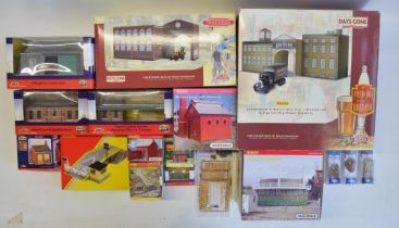 Collection of OO gauge model railway scenic accessories from Hornby, Hornby Skaledale, Bachmann