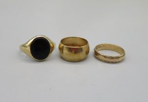 9ct yellow gold band ring, size H1/2, a 9ct yellow gold thin band, size, K1/2, both stamped 375