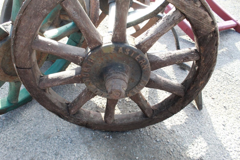 'H.H.Lull Gds. Pellon Halifax 2-12' 2 wheel bale cart, set of coopered wheels on axle with frame - Image 4 of 4