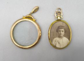 Victorian 9ct yellow gold oval photo pendant, stamped 375, and another gold photo pendant, stamped