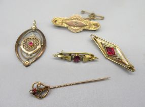 9ct yellow gold Edwardian memorial brooch with circular window to back, the front set with single