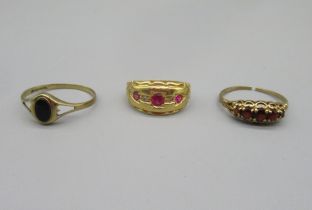 9ct yellow gold ring set with oval black stone, size O, a 9ct ring set with red stones (A/F), and