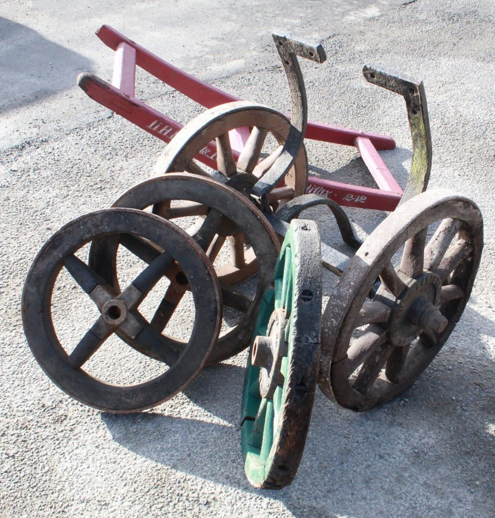 'H.H.Lull Gds. Pellon Halifax 2-12' 2 wheel bale cart, set of coopered wheels on axle with frame