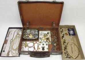 Collection of vintage and modern costume jewellery incl. necklaces, pendants, brooches, bracelets,