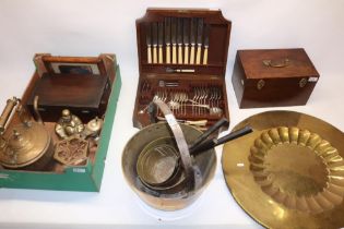 Various metalware incl. a large brass jam pan, three brass saucepans, kettle, trivet; cased EPNS