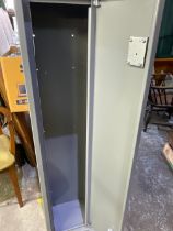 Steel gun cabinet with double lock and 2 sets of keys for 3 gun capacity. Measurements 130 x 30 x 26