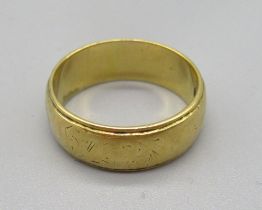 Hallmarked 18ct gold bright cut ring, Size K, gross 5.9g
