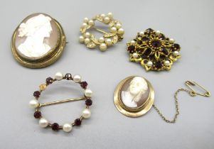 9ct yellow gold mounted cameo brooch, stamped 375, a circular 9ct gold brooch set with pearls (1