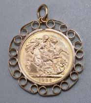 Geo.V 1926 sovereign, in 9ct yellow gold mount, 10.10g