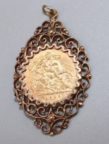 Edw.VII 1904 half sovereign in 9ct yellow gold ornate pendant mount, stamped 375, gross 8.01g