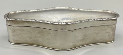 Edward V11 silver serpentine rectangular dressing table box, hinged lid with raised border, Willia