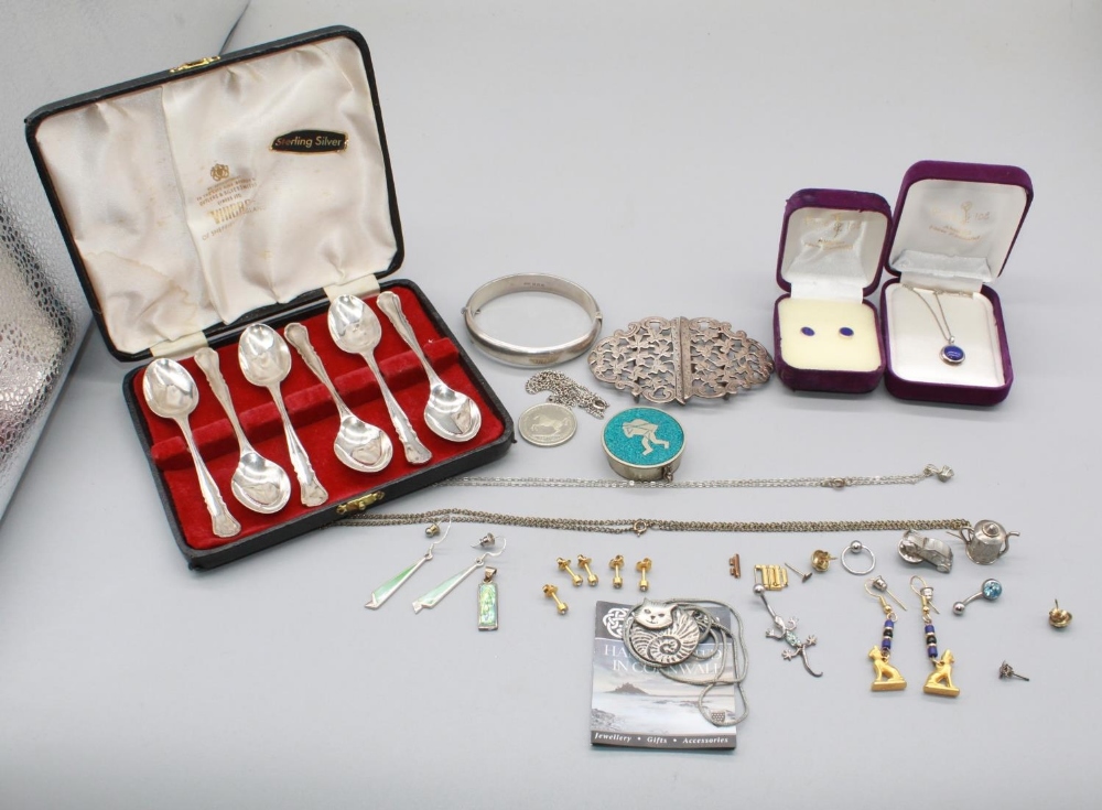 Cased set of six teaspoons by Viner's Ltd, Sheffield, 1965, and a collection of jewellery and